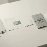 Linea temporale astratta di una transazione con documenti e carta neutra
